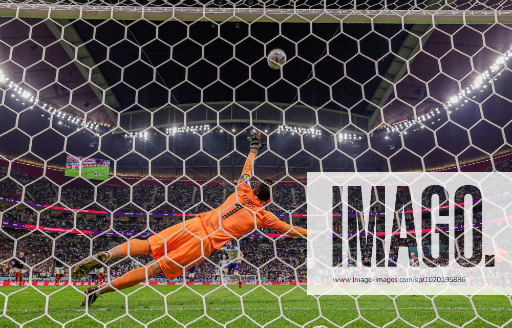 England v France 2022 FIFA World Cup, WM, Weltmeisterschaft, Fussball 10 12 2022. Quarter-finals Penalty miss England Harry Kane (9) of England sees his penalty fly over the bar during the 2022 FIFA World Cup quarter final match between England and France at Al Bayt Stadium, Al Khor, Qatar on 10 December 2022. Editorial use only ,