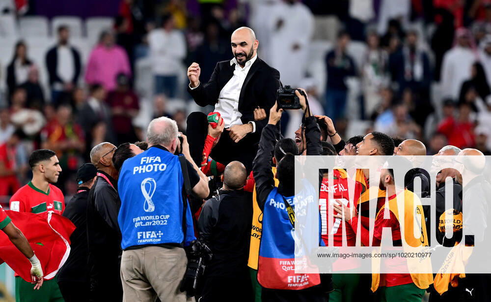 FUSSBALL WM 2022 Viertelfinale Marokko - Portugal 10.12.2022 Jubel nach dem Sieg, Trainer Walid Regragui (Marokko) wird auf Schultern der Spieler getragen