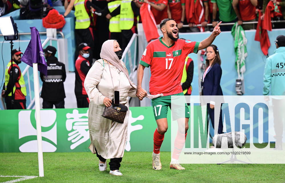 FUSSBALL WM 2022 Viertelfinale Marokko - Portugal 10.12.2022 Sofiane Boufal (re, Marokko) feiert nach dem Spiel nut seiner Mutter