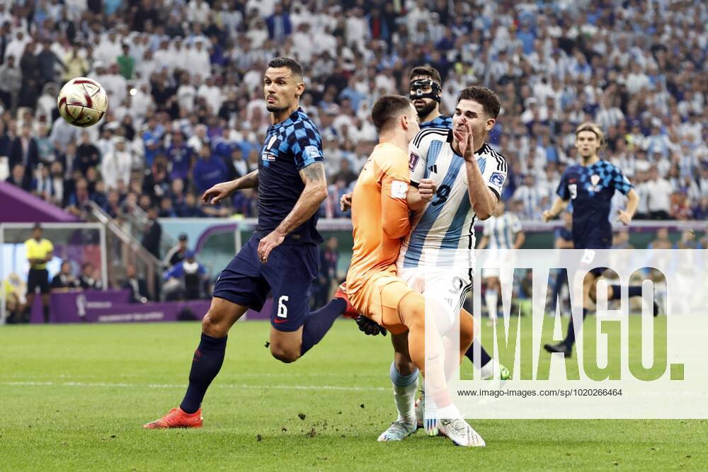AL DAAYEN - (lr) Dejan Lovren of Croatia, Croatia goalkeeper Dominik Livakovic, Julian Alvarez of Argentina during the FIFA World Cup, WM, Weltmeisterschaft, Fussball Qatar 2022 Semifinal match between Argentina and Croatia at Lusail Stadium on December 13, 2022 in Al Daayen, Qatar. AP Dutch Height MAURICE OF STONE FIFA World Cup Qatar 2022 2022 ANPxSportx xMauricexvanxSteenxWKxIVx