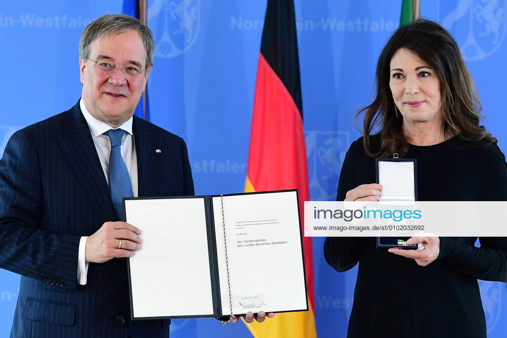 Verleihung des Landesverdienstordens Armin Laschet ( Ministerpräsident Nordrhein-Westfalen ), links - Iris Berben, rechts 01.07.2020, Nordrhein-Westfalen, Düsseldorf: In diesem Jahr wird die Landesverfassung des Landes Nordrhein-Westfalen 70 Jahre alt. Aus diesem Anlass zeichnet der Ministerpräsident Armin Laschet zehn Persönlichkeiten für ihre Verdienste um das Gemeinwohl mit dem Verdienstorden des Landes aus.