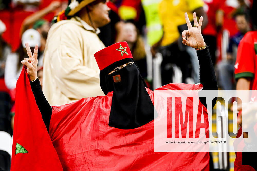 Supporters du Maroc - Ambiance femme portant le Hijab et un voile integral FOOTBALL : France vs Maroc - 1 2 finale - coupe du Monde Qatar 2022 - 14 12 2022 JBAutissier Panoramic