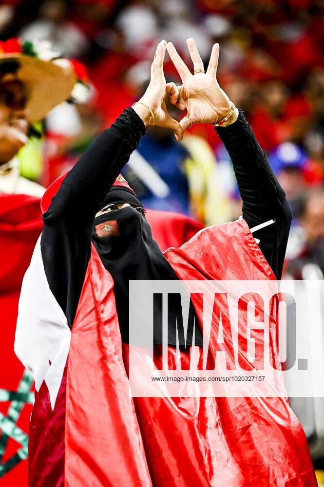 Supporters du Maroc - Ambiance femme portant le Hijab et un voile integral FOOTBALL : France vs Maroc - 1 2 finale - coupe du Monde Qatar 2022 - 14 12 2022 JBAutissier Panoramic