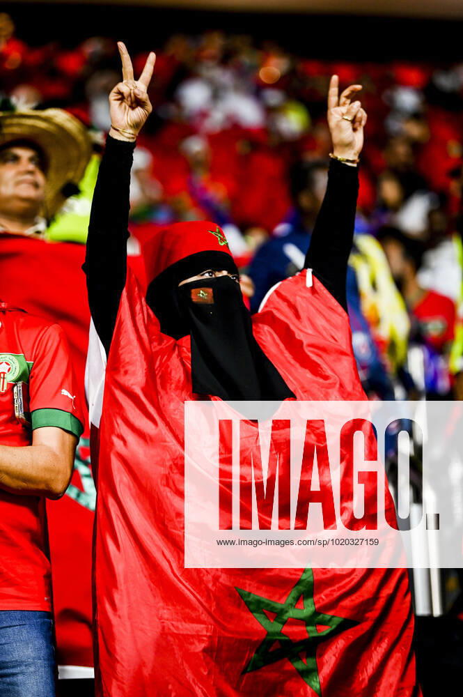 Supporters du Maroc - Ambiance femme portant le Hijab et un voile integral FOOTBALL : France vs Maroc - 1 2 finale - coupe du Monde Qatar 2022 - 14 12 2022 JBAutissier Panoramic