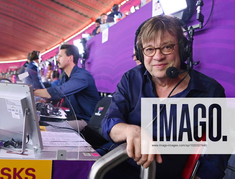 KW50 FUSSBALL WM 2022 Halbfinale Frankreich - Marokko 14.12.2022 ZDF Fussball Kommentator Bela Rethy kommentiert auf der Medientribuene des AL BAyt Stadion an seinem 66. Geburtstag sein letztes Spiel und geht danach in den Ruhestand, Co-Kommentator Sandro Wagner (hinten)