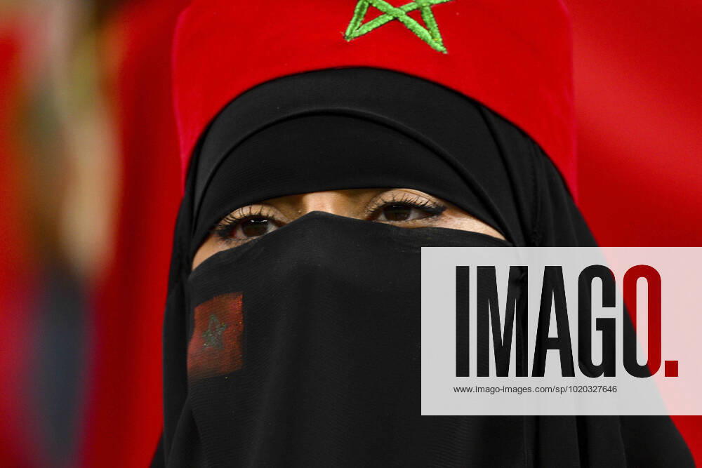 Supporters du Maroc - Ambiance femme portant le Hijab et un voile integral FOOTBALL : France vs Maroc - 1 2 finale - coupe du Monde Qatar 2022 - 14 12 2022 JBAutissier Panoramic