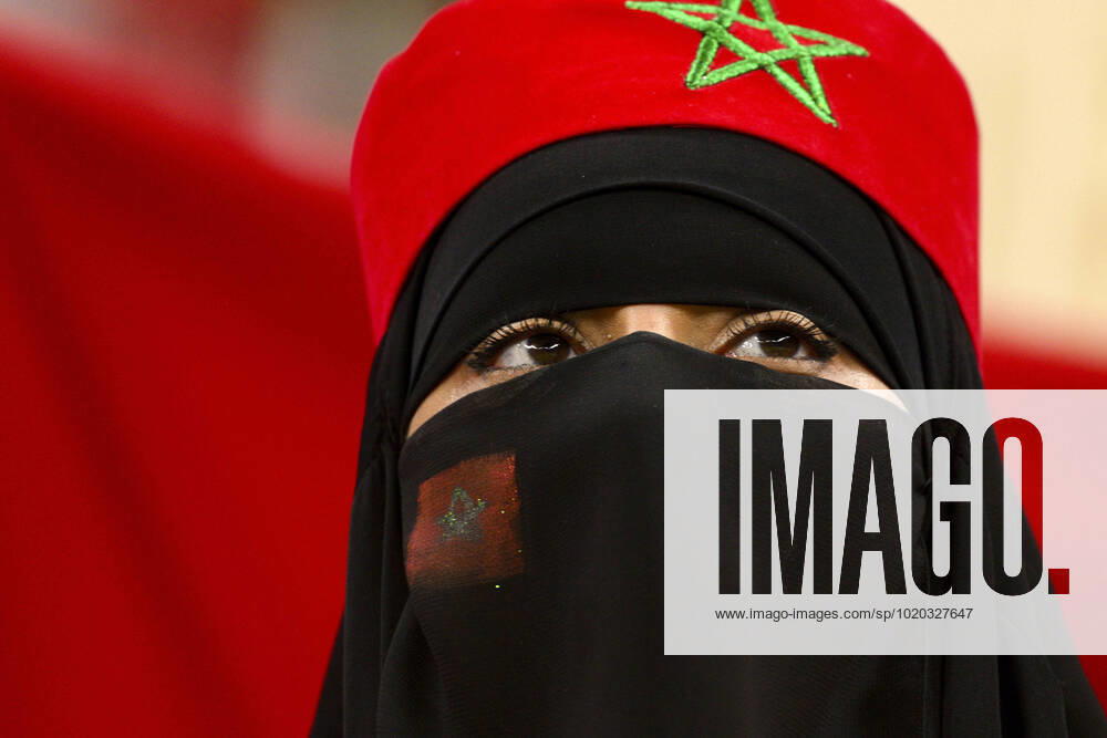 Supporters du Maroc - Ambiance femme portant le Hijab et un voile integral FOOTBALL : France vs Maroc - 1 2 finale - coupe du Monde Qatar 2022 - 14 12 2022 JBAutissier Panoramic