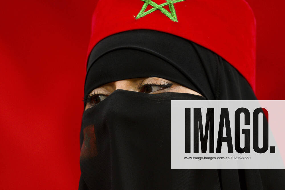 Supporters du Maroc - Ambiance femme portant le Hijab et un voile integral FOOTBALL : France vs Maroc - 1 2 finale - coupe du Monde Qatar 2022 - 14 12 2022 JBAutissier Panoramic