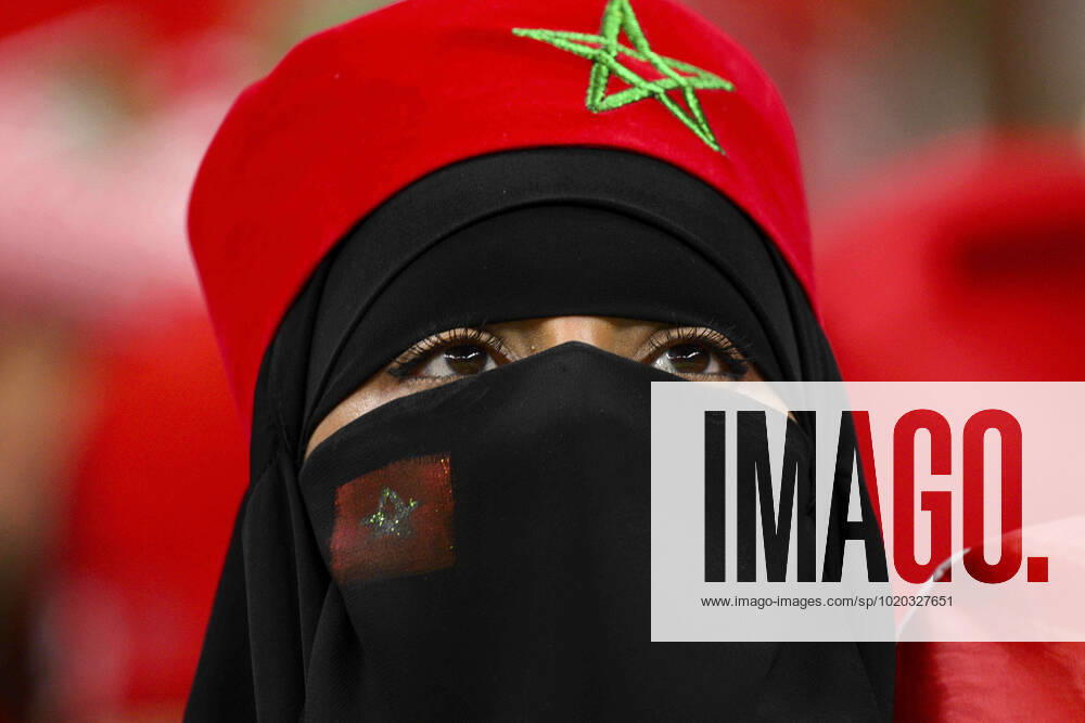 Supporters du Maroc - Ambiance femme portant le Hijab et un voile integral FOOTBALL : France vs Maroc - 1 2 finale - coupe du Monde Qatar 2022 - 14 12 2022 JBAutissier Panoramic