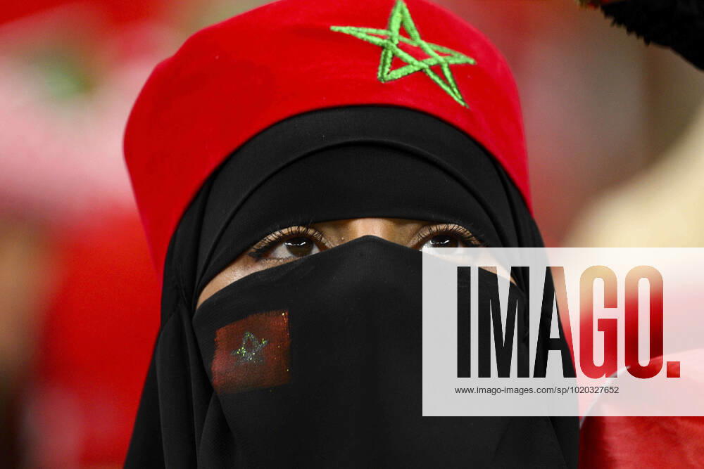 Supporters du Maroc - Ambiance femme portant le Hijab et un voile integral FOOTBALL : France vs Maroc - 1 2 finale - coupe du Monde Qatar 2022 - 14 12 2022 JBAutissier Panoramic