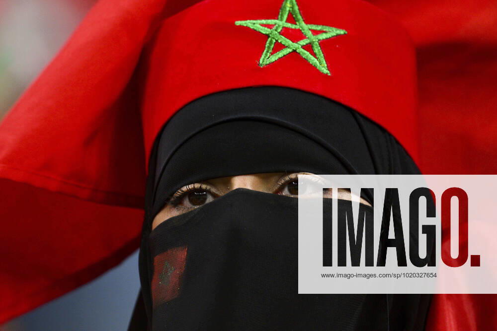 Supporters du Maroc - Ambiance femme portant le Hijab et un voile integral FOOTBALL : France vs Maroc - 1 2 finale - coupe du Monde Qatar 2022 - 14 12 2022 JBAutissier Panoramic