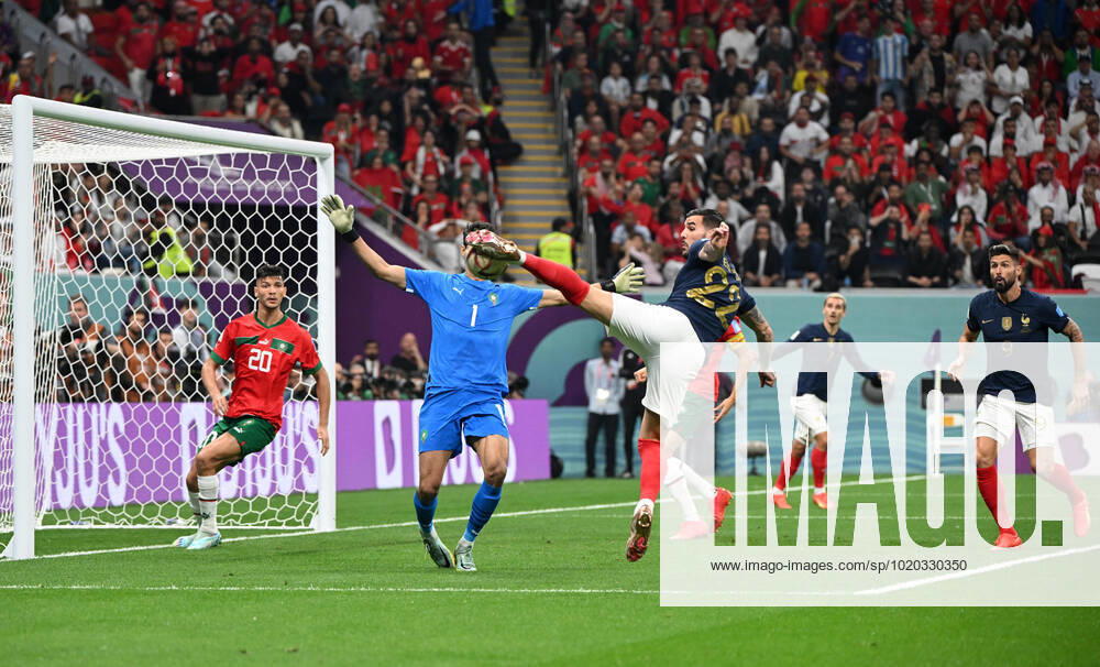 Fussball, Herren, Saison 2022 23, WM in Katar, Halblfinale, Frankreich - Marokko im Al-Bayt Stadium in Al-Khor, Theo Hernandez (Frankreich) erzielt das Tor zum 1:0 gegen Achraf Dari (Marokko) und Torhüter Yassine Bounou (Marokko), 14.12. 2022,