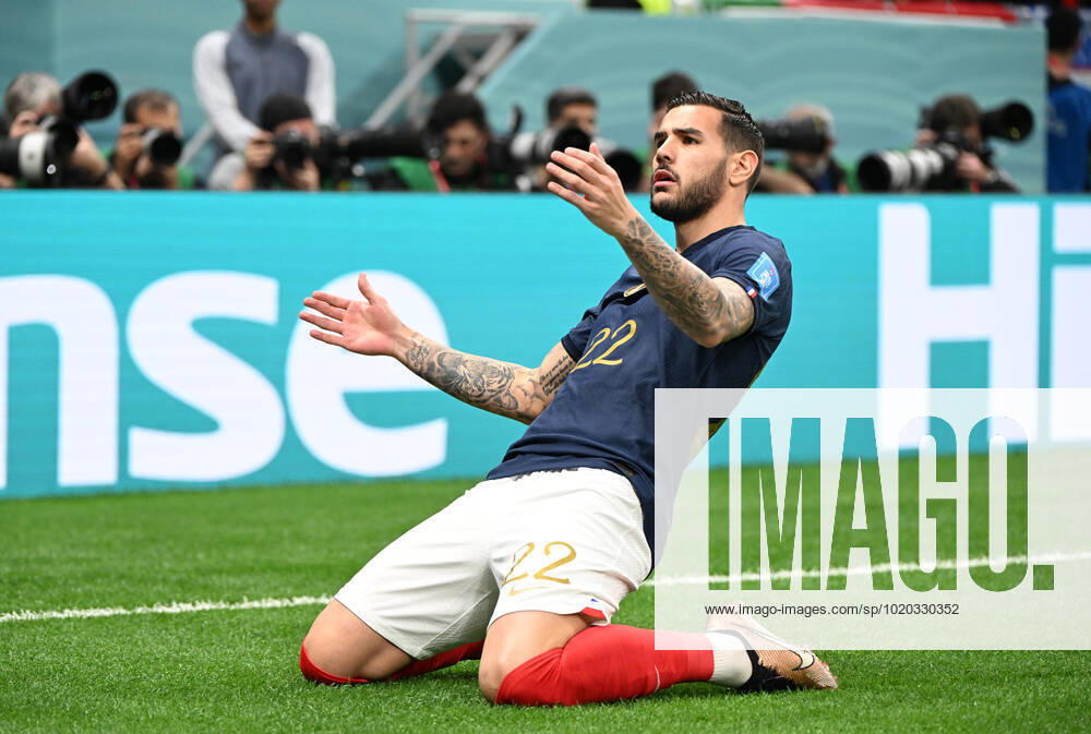 Fussball, Herren, Saison 2022 23, WM in Katar, Halblfinale, Frankreich - Marokko im Al-Bayt Stadium in Al-Khor, Theo Hernandez (Frankreich), Jubel nach Tor zum 1:0, 14.12. 2022,