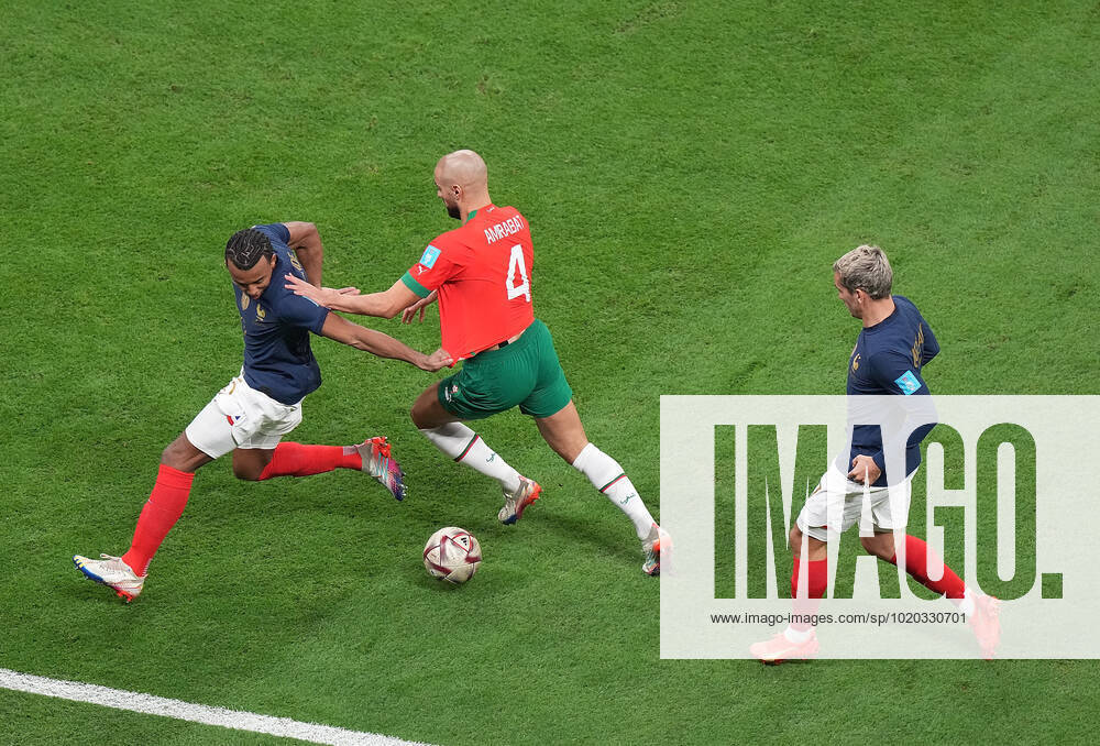 QAT, WM FIFA 2022, Halbfinale, Frankreich vs Marokko 14.12.2022, Al Bayt Stadium, Doha, QAT, WM FIFA 2022, Halbfinale, Frankreich vs Marokko, im Bild France s defender Jules Kounde , Morocco s midfielder Sofyan Amrabat , France s forward Antoine Griezmann .
