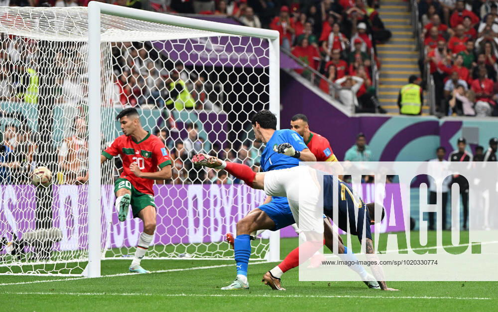 Fussball, Herren, Saison 2022 23, WM in Katar, Halblfinale, Frankreich - Marokko im Al-Bayt Stadium in Al-Khor, Theo Hernandez (Frankreich) erzielt das Tor zum 1:0 gegen Achraf Dari (Marokko) und Torhüter Yassine Bounou (Marokko), 14.12. 2022,