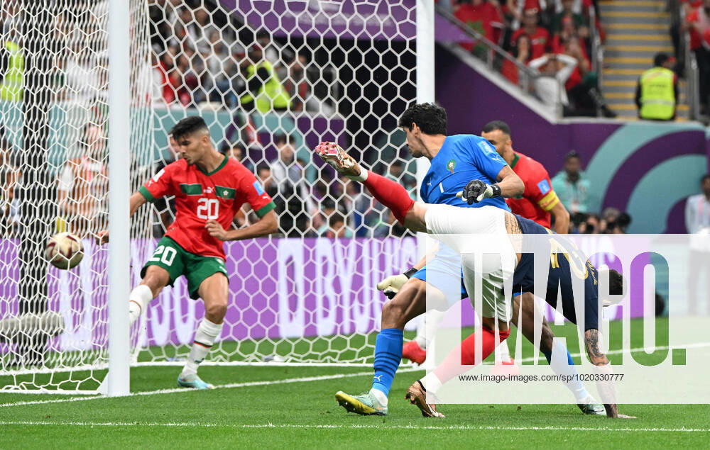 Fussball, Herren, Saison 2022 23, WM in Katar, Halblfinale, Frankreich - Marokko im Al-Bayt Stadium in Al-Khor, Theo Hernandez (Frankreich) erzielt das Tor zum 1:0 gegen Achraf Dari (Marokko) und Torhüter Yassine Bounou (Marokko), 14.12. 2022,
