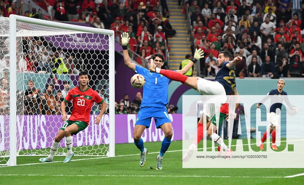 Fussball, Herren, Saison 2022 23, WM in Katar, Halblfinale, Frankreich - Marokko im Al-Bayt Stadium in Al-Khor, Theo Hernandez (Frankreich) erzielt das Tor zum 1:0 gegen Achraf Dari (Marokko) und Torhüter Yassine Bounou (Marokko), 14.12. 2022,