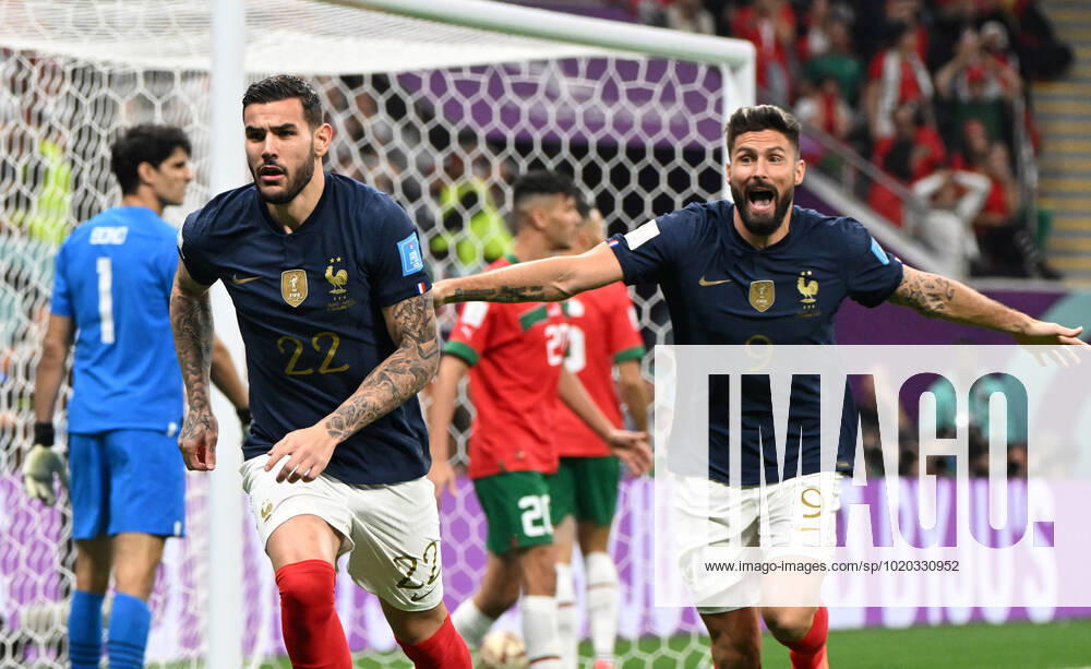 Fussball, Herren, Saison 2022 23, WM in Katar, Halblfinale, Frankreich - Marokko im Al-Bayt Stadium in Al-Khor, v. l. Theo Hernandez (Frankreich), Olivier Giroud (Frankreich), Jubel nach Tor zum 1:0, 14.12. 2022,