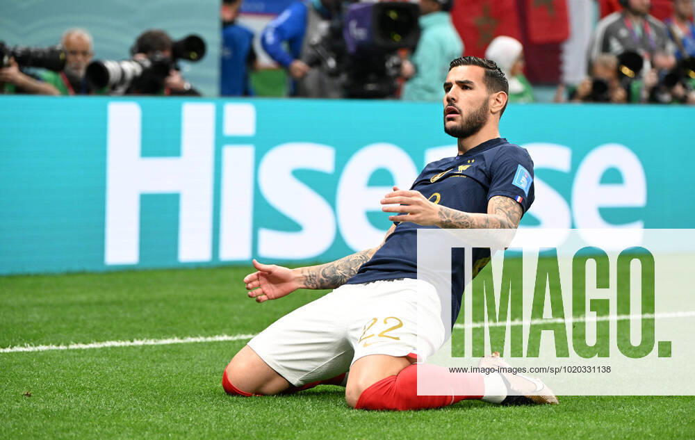 Fussball, Herren, Saison 2022 23, WM in Katar, Halblfinale, Frankreich - Marokko im Al-Bayt Stadium in Al-Khor, Theo Hernandez (Frankreich), Jubel nach Tor zum 1:0, 14.12. 2022,