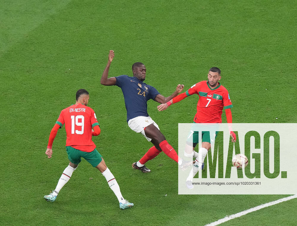 Al Bayt Stadium, Doha, QAT, WM FIFA 2022, Halbfinale, Frankreich vs Marokko, im Bild Morocco s forward Youssef En-Nesyri , France s defender Ibrahima Konate , Morocco s midfielder Hakim Ziyech Doha Al Bayt Stadium Qatar