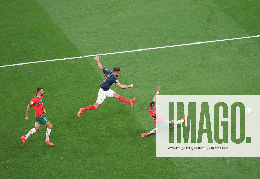 Al Bayt Stadium, Doha, QAT, WM FIFA 2022, Halbfinale, Frankreich vs Marokko, im Bild Morocco s defender Romain Saiss , France s forward Olivier Giroud , Morocco s defender Jawad Yamiq Doha Al Bayt Stadium Qatar