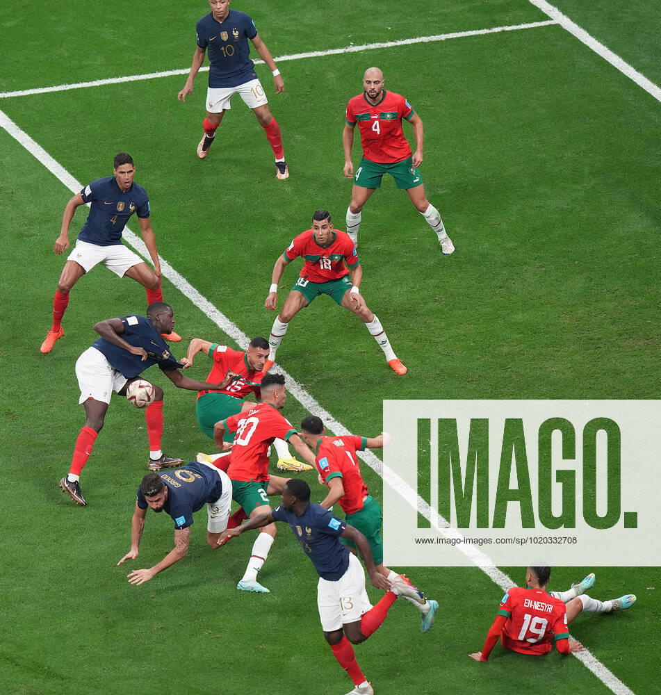 QAT, WM FIFA 2022, Halbfinale, Frankreich vs Marokko 14.12.2022, Al Bayt Stadium, Doha, QAT, WM FIFA 2022, Halbfinale, Frankreich vs Marokko, im Bild France s forward Kylian Mbappe , Morocco s midfielder Sofyan Amrabat , Morocco s defender Jawad Yamiq , France s defender Raphael Varane , France s midfielder Youssouf Fofana , Morocco s midfielder Selim Amallah , France s forward Olivier Giroud , Morocco s defender Noussair Mazraoui , Morocco s defender Achraf Hakimi , France s defender Ibrahima Konate , Morocco s forward Youssef En-Nesyri .