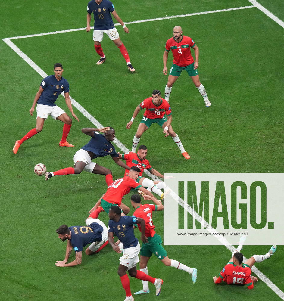 QAT, WM FIFA 2022, Halbfinale, Frankreich vs Marokko 14.12.2022, Al Bayt Stadium, Doha, QAT, WM FIFA 2022, Halbfinale, Frankreich vs Marokko, im Bild France s forward Kylian Mbappe , Morocco s midfielder Sofyan Amrabat , Morocco s defender Jawad Yamiq , France s defender Raphael Varane , France s midfielder Youssouf Fofana , Morocco s midfielder Selim Amallah , France s forward Olivier Giroud , Morocco s defender Noussair Mazraoui , Morocco s defender Achraf Hakimi , France s defender Ibrahima Konate , Morocco s forward Youssef En-Nesyri .
