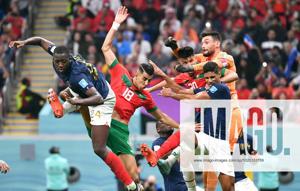 Fussball Weltmeisterschaft, Herren, Qatar 2022, 2. Halbfinale, Al Bayt Stadium, Frankreich - Marokko; Ibrahima Konate (FRA), Jawad El-Yamiq (MAR), Achraf Dari (MAR), Raphael Varane (FRA), Hugo Lloris (FRA). Aktion FIFA REGULATIONS PROHIBIT ANY USE OF PHOTOGRAPHS AS IMAGE SEQUENCES AND OR QUASI-VIDEO
