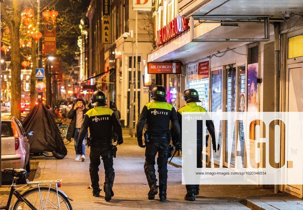 ROTTERDAM - Young people are being sent away from the Kruisplein by the riot police after the lost semi-final match between Morocco and France at the World Cup football in Qatar. ANP JEFFREY GROENEWEG ANPxSportx IVx