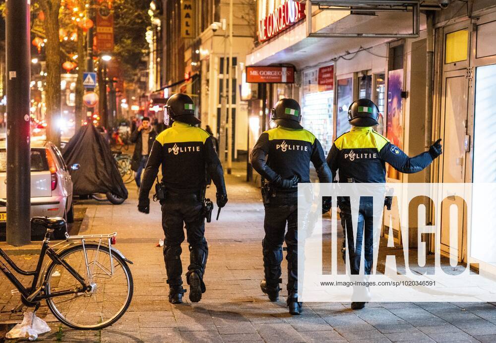 ROTTERDAM - Young people are being sent away from the Kruisplein by the riot police after the lost semi-final match between Morocco and France at the World Cup in Qatar. ANP JEFFREY GROENEWEG ANPxSportx IVx