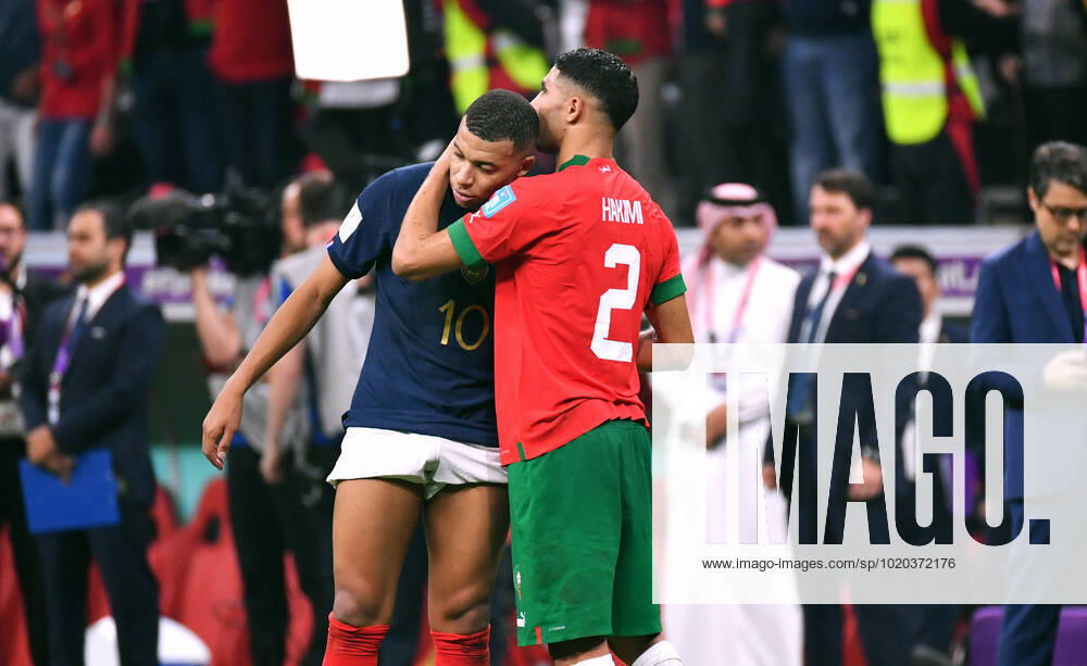 Fussball Weltmeisterschaft, Herren, Qatar 2022, 2. Halbfinale, Al Bayt Stadium, Frankreich - Marokko 2:0; Kylian Mbappe (FRA) und Achraf Hakimi (MAR) nach Spielende. FIFA REGULATIONS PROHIBIT ANY USE OF PHOTOGRAPHS AS IMAGE SEQUENCES AND OR QUASI-VIDEO