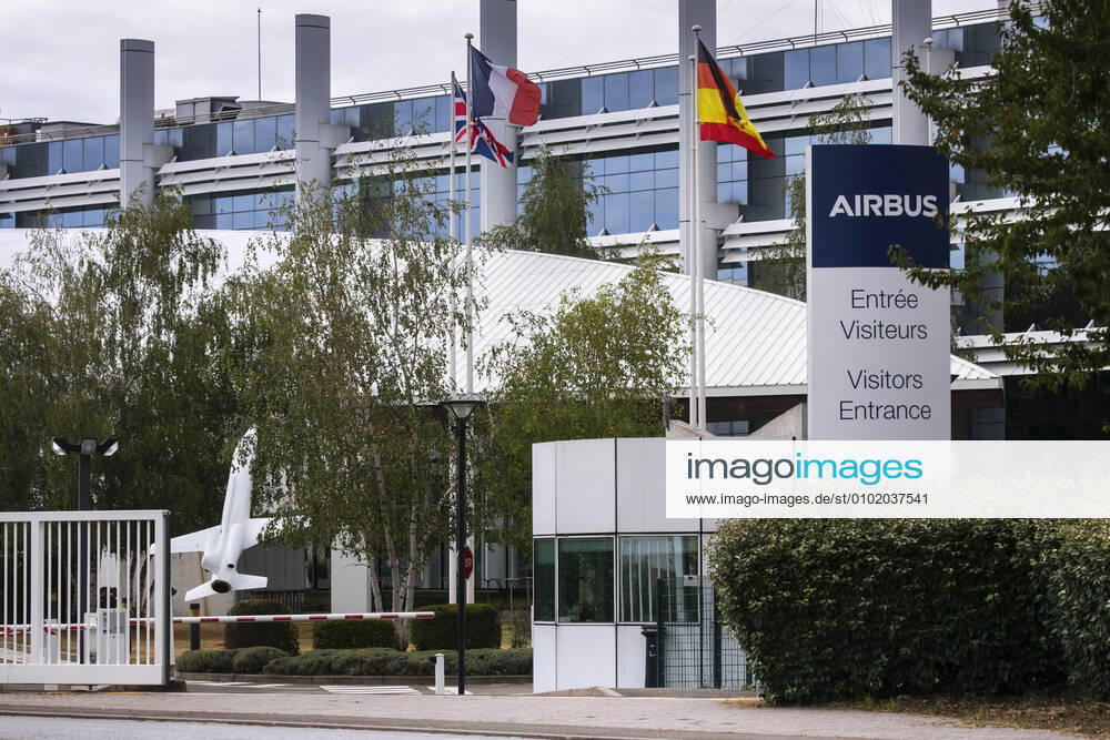 Elancourt, France July 2, 2020 - Illustration of the Airbus Defence And Space Aeronautical Industry Site. European aircraft manufacturer Airbus announced Tuesday that it will cut 15,000 jobs over the next year, as the airline industry faces unprecedented losses due to the COVID-19 pandemic AIRBUS, ECONOMIE, LOGO, GENERIQUE, ILLUSTRATION, AERONAUTIQUE, AVIATION, ENTREPRISE, LICENCIEMENTS, PLAN SOCIAL, CRISE ECONOMIQUE, YVELINES, CONSTRUCTEUR AERONAUTIQUE, AVIONS DE LIGNE, EMPLOI, CHOMAGE, INDUSTRIE FRANCAISE, GROUPE INDUSTRIEL, TRANSPORT AERIEN, CONJONCTURE, MULTINATIONALE, SUPPRESSIONS DE POSTES