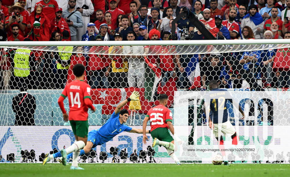 Fussball, Herren, Saison 2022 23, WM in Katar, Halblfinale, Frankreich - Marokko (2:0) im Al-Bayt Stadium in Al-Khor, Randal Kolo Muani (r., Frankreich) erzielt das Tor zum 2:0 gegen Torwart Bono (Marokko) und Yahia Attiyat-Allah (Nr. 25, Marokko), 14.12. 2022,