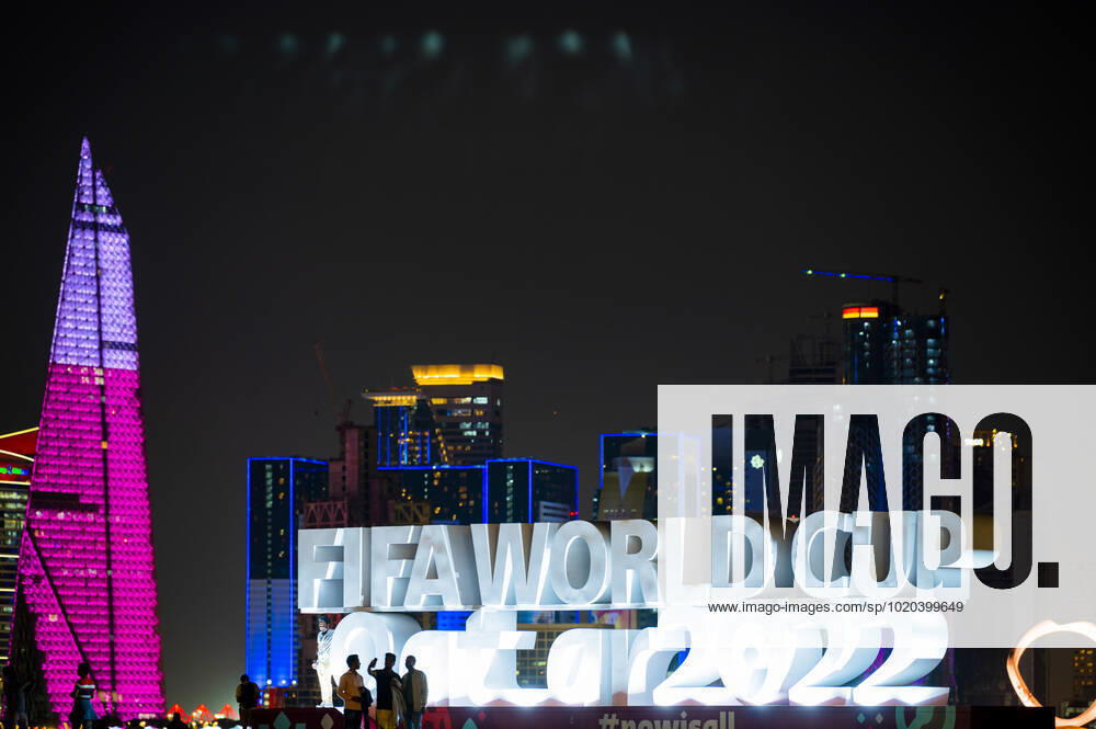 Ambiance dans la Fan Zone de La Corniche devant la Skyline de DOHA FOOTBALL : Fan Zone La Corniche - coupe du Monde Qatar 2022 - 15 12 2022 JBAutissier Panoramic