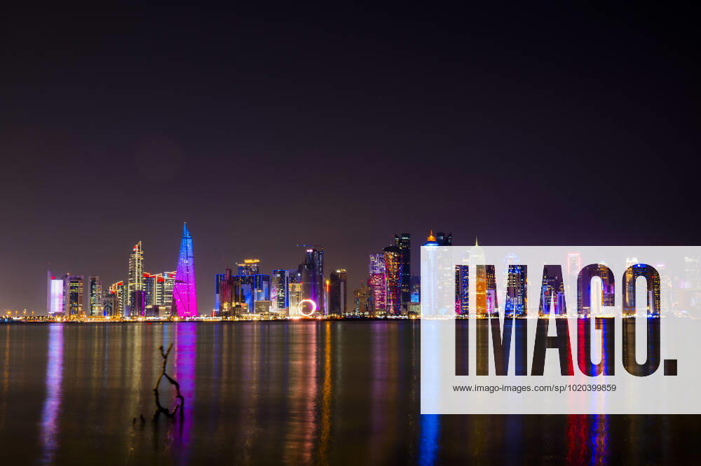 Ambiance dans la Fan Zone de La Corniche devant la Skyline de DOHA FOOTBALL : Fan Zone La Corniche - coupe du Monde Qatar 2022 - 15 12 2022 JBAutissier Panoramic