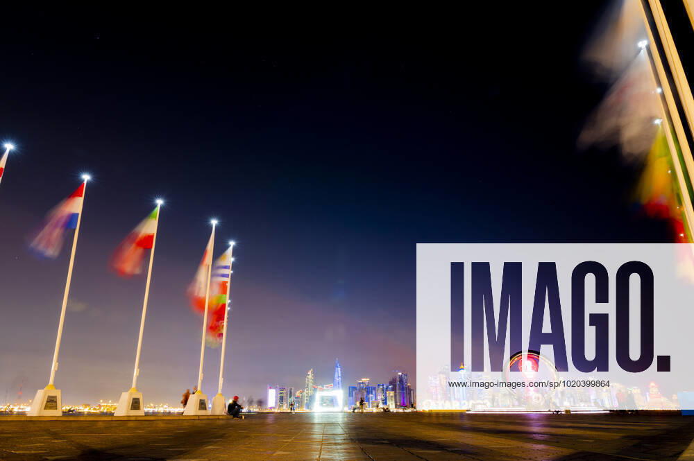 Ambiance dans la Fan Zone de La Corniche devant la Skyline de DOHA FOOTBALL : Fan Zone La Corniche - coupe du Monde Qatar 2022 - 15 12 2022 JBAutissier Panoramic