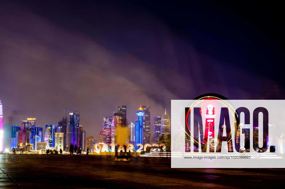 Ambiance dans la Fan Zone de La Corniche devant la Skyline de DOHA FOOTBALL : Fan Zone La Corniche - coupe du Monde Qatar 2022 - 15 12 2022 JBAutissier Panoramic