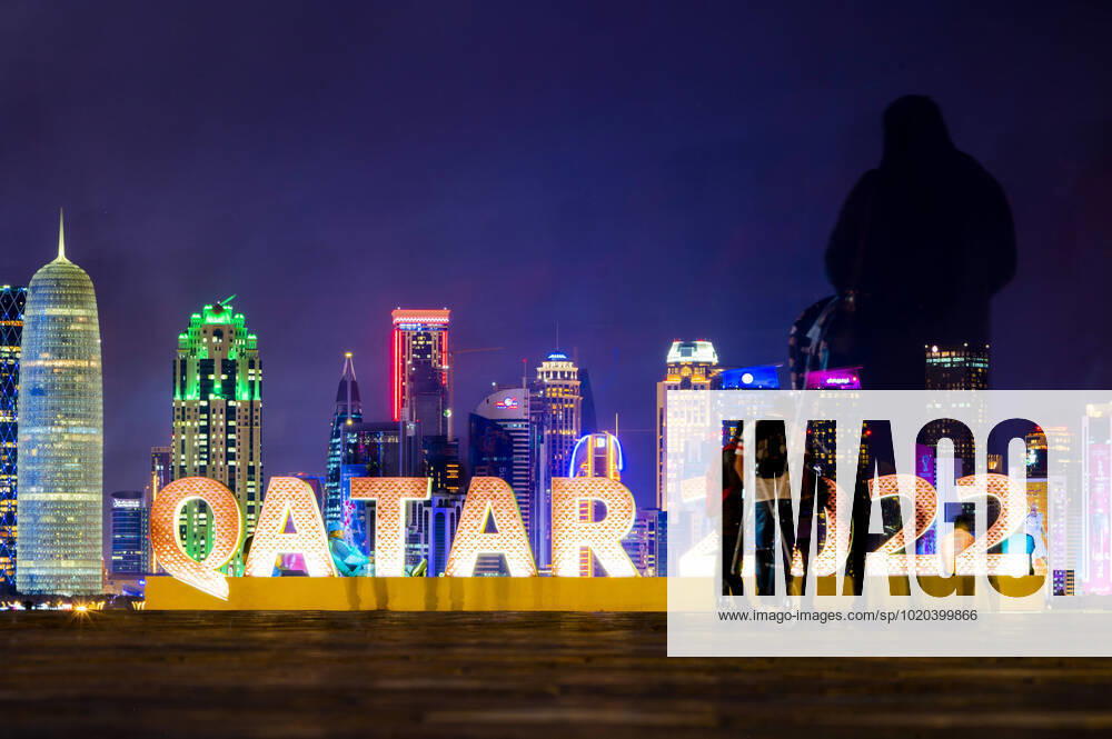 Ambiance dans la Fan Zone de La Corniche devant la Skyline de DOHA FOOTBALL : Fan Zone La Corniche - coupe du Monde Qatar 2022 - 15 12 2022 JBAutissier Panoramic