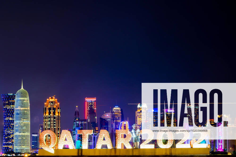 Ambiance dans la Fan Zone de La Corniche devant la Skyline de DOHA FOOTBALL : Fan Zone La Corniche - coupe du Monde Qatar 2022 - 15 12 2022 JBAutissier Panoramic