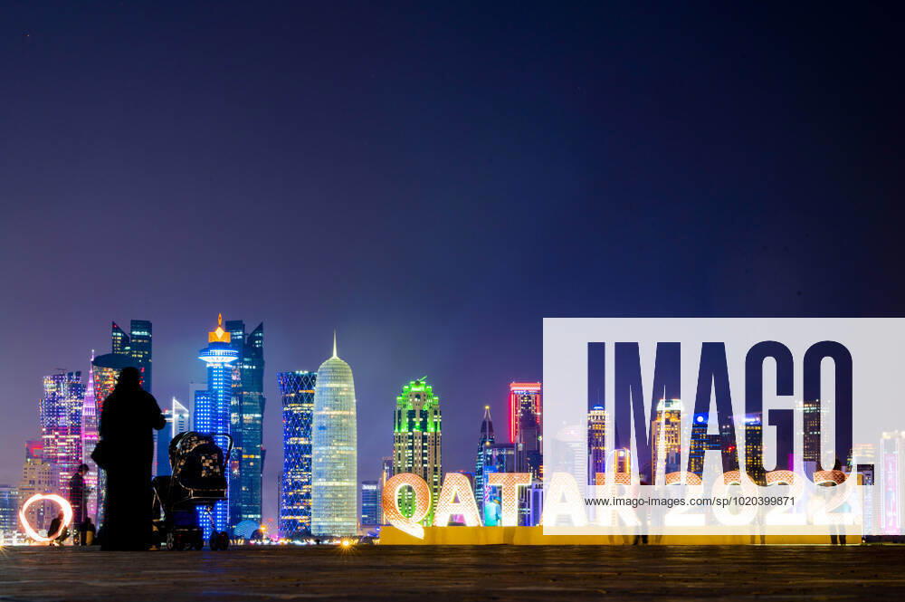 Ambiance dans la Fan Zone de La Corniche devant la Skyline de DOHA FOOTBALL : Fan Zone La Corniche - coupe du Monde Qatar 2022 - 15 12 2022 JBAutissier Panoramic