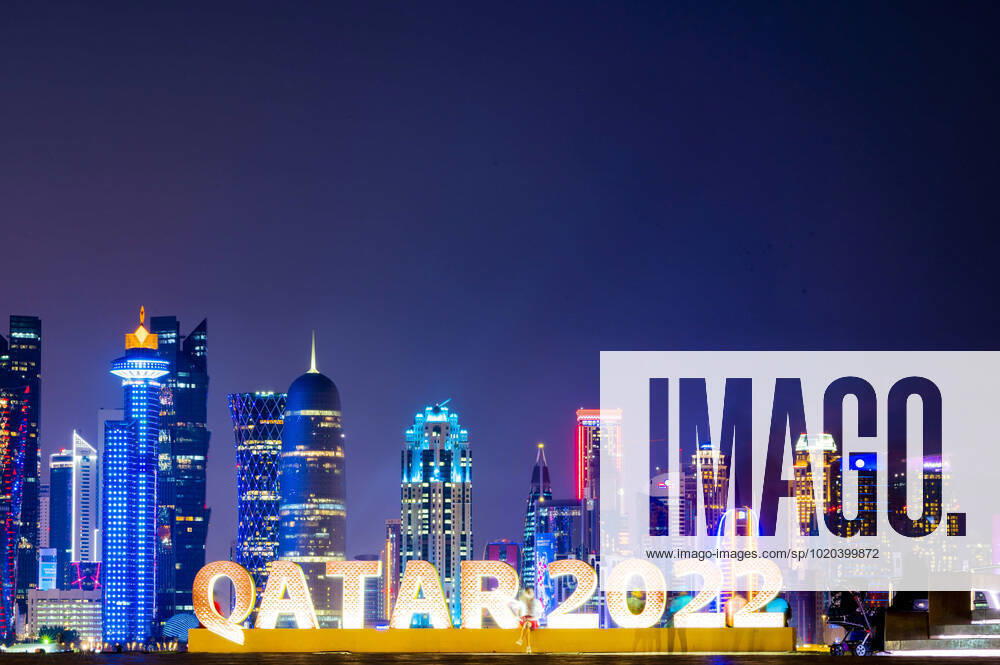 Ambiance dans la Fan Zone de La Corniche devant la Skyline de DOHA FOOTBALL : Fan Zone La Corniche - coupe du Monde Qatar 2022 - 15 12 2022 JBAutissier Panoramic