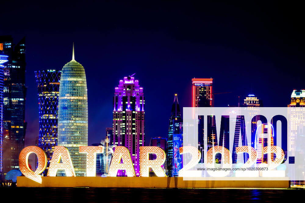 Ambiance dans la Fan Zone de La Corniche devant la Skyline de DOHA FOOTBALL : Fan Zone La Corniche - coupe du Monde Qatar 2022 - 15 12 2022 JBAutissier Panoramic