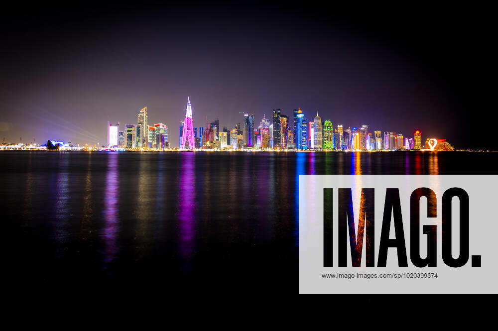 Ambiance dans la Fan Zone de La Corniche devant la Skyline de DOHA FOOTBALL : Fan Zone La Corniche - coupe du Monde Qatar 2022 - 15 12 2022 JBAutissier Panoramic
