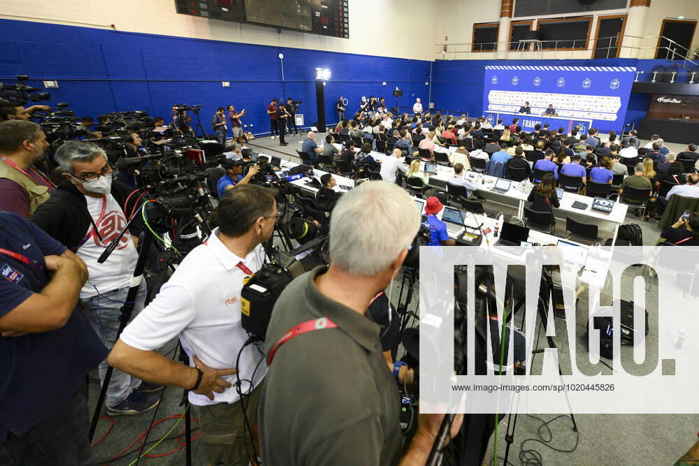 Ambiance generale lors de la conference de presse ou les journalistes portent majoritairement un masque FOOTBALL : Conference de presse de l equipe de France - coupe du Monde Qatar 2022 - 16 12 2022 JBAutissier Panoramic