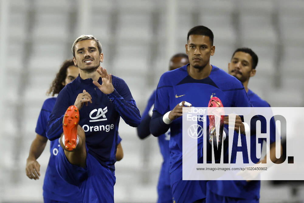 France s soccer player Alphonse Areola (R) and Antoine Griezmann participate in their national team, Nationalteam s training session in Doha, Qatar, 16 December 2022. France is to face Argentina on 18 December in the final match of FIFA World Cup, WM, Weltmeisterschaft, Fussball Qatar 2022. Francia s training session !ACHTUNG: NUR REDAKTIONELLE NUTZUNG!
