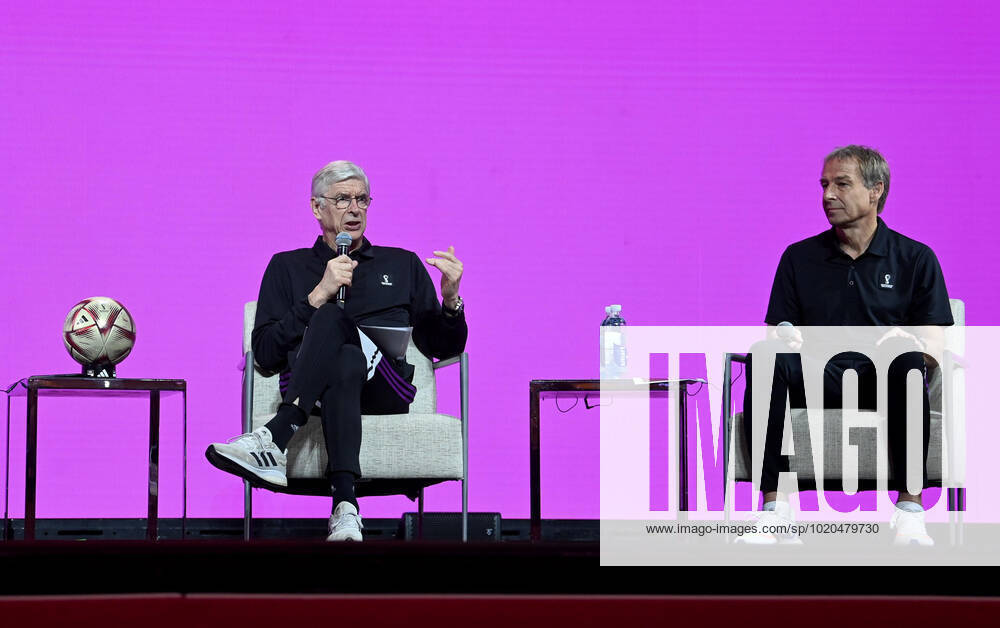Fussball, Herren, Saison 2022 23, WM in Katar, Doha, Pressekonferenz der Technical Study Group der FIFA im Medienzentrum im Qatar National Convention Centre (QNCC), im Bild: Arsene Wenger (FIFAs Chief of Global Football Development), Jürgen Klinsmann (FIFA Technical Study Group), 17.12. 2022,