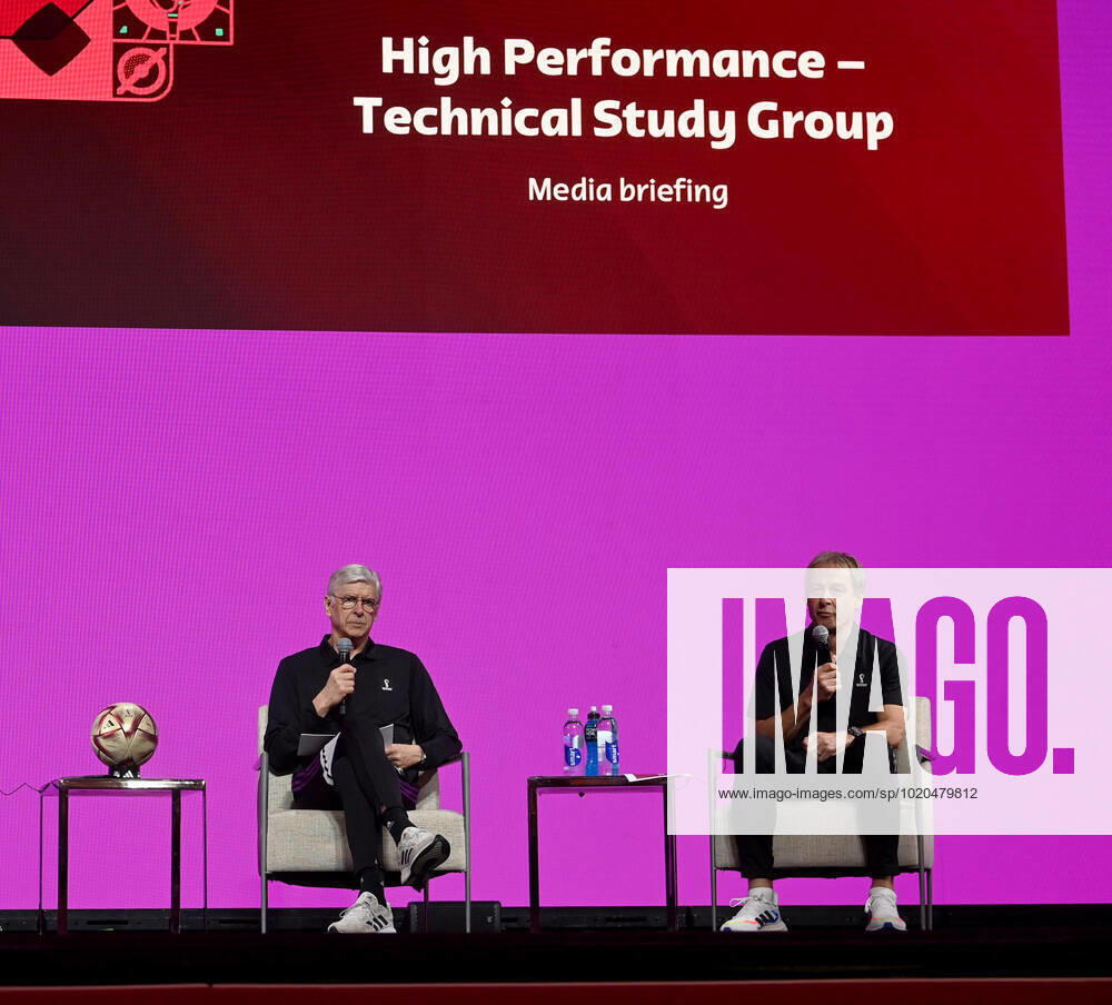 Fussball, Herren, Saison 2022 23, WM in Katar, Doha, Pressekonferenz der Technical Study Group der FIFA im Medienzentrum im Qatar National Convention Centre (QNCC), im Bild: v. l. Arsene Wenger (M., FIFAs Chief of Global Football Development), Jürgen Klinsmann (FIFA Technical Study Group), 17.12. 2022,