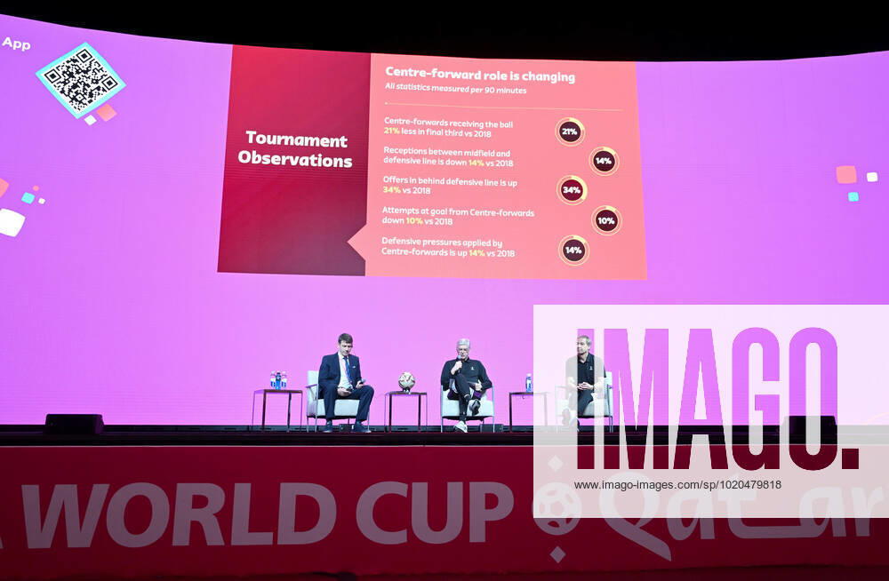 Fussball, Herren, Saison 2022 23, WM in Katar, Doha, Pressekonferenz der Technical Study Group der FIFA im Medienzentrum im Qatar National Convention Centre (QNCC), im Bild: Arsene Wenger (M., FIFAs Chief of Global Football Development), Jürgen Klinsmann (r., FIFA Technical Study Group), 17.12. 2022,