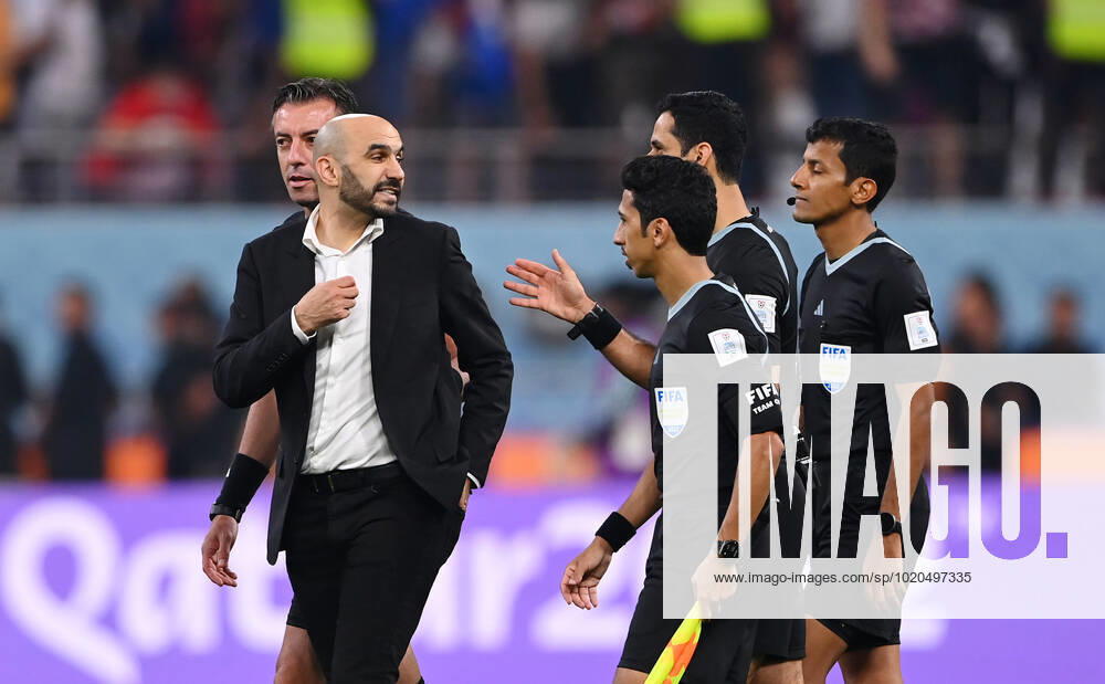 FUSSBALL WM 2022 Spiel um Platz 3 Kroatien - Marokko 17.12.2022 Trainer Walid Regragui (li, Marokko) diskutiert aufgebracht mit dem Schiedsrichtergespann nach dem Schlusspfiff; Schiedsrichterassistent Taleb Al Marri (vorn, Katar), Schiedsrichter Abdulrahman Al Jassim (Mitte verdeckt, Katar) sowie Schiedsrichterassistent Saud Al-Maqaleh (Katar) und Vierter Offizieller Raphael Claus (li hinten, Brasilien)