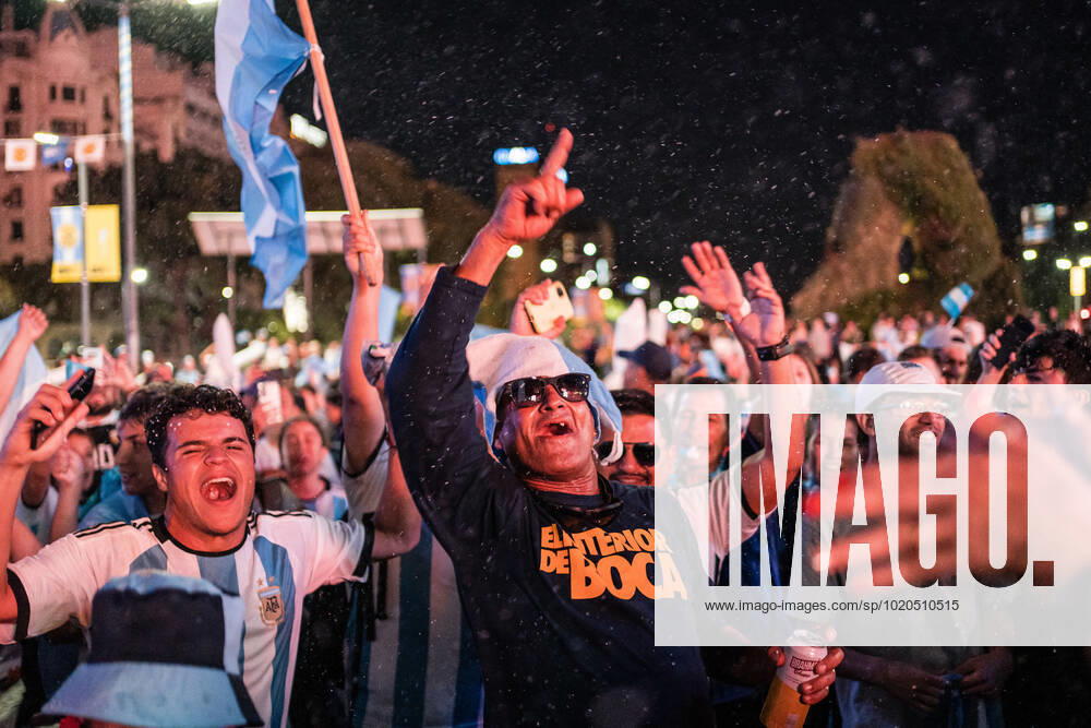 Fans of the Argentine national team, Nationalteam gather at various points in the city of Buenos Aires to show support for the team, before the Qatar 2022 FIFA World Cup, WM, Weltmeisterschaft, Fussball final against the France national football team. Buenos Aires Argentina - ZUMAs197 20221218_zaa_s197_011